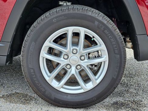 Used 2025 Jeep Grand Cherokee Laredo X w/ Luxury Tech Group I image 13