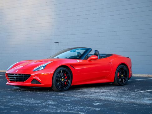 Used 2015 Ferrari California T image 12