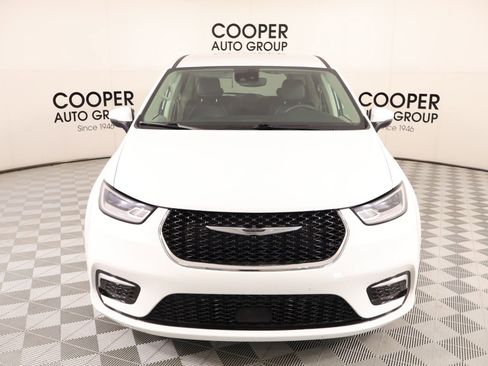 Used 2023 Chrysler Pacifica Touring-L image 9