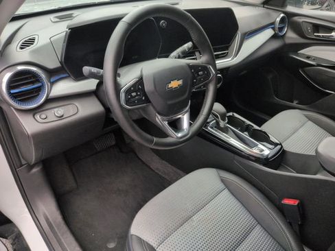 Used 2025 Chevrolet Trax LT w/ LT Convenience Package FWD image 15