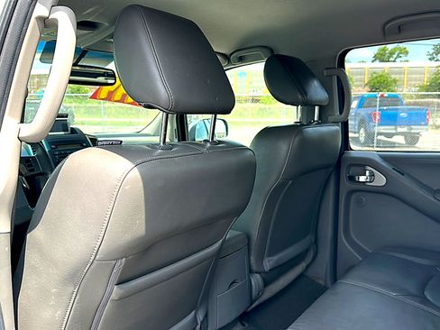 Used 2010 Nissan Frontier LE w/ LE Value Truck Pkg RWD image 17