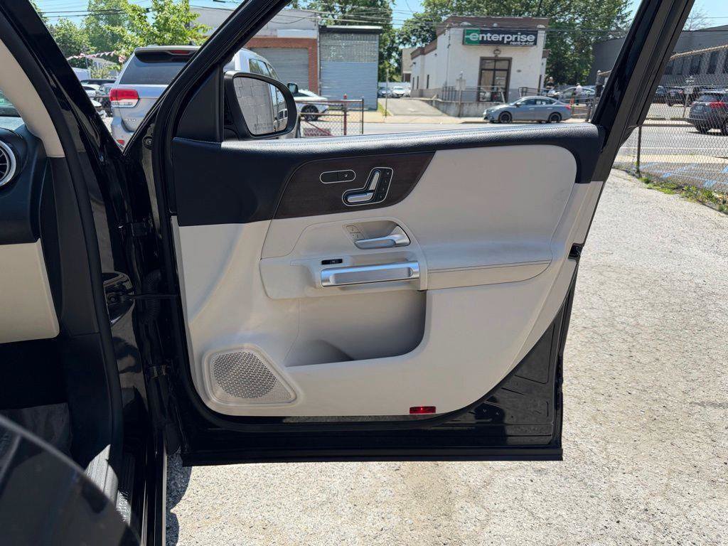 Used 2022 Mercedes-Benz GLB 250 4MATIC image 14