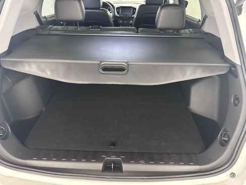 Used 2022 GMC Terrain SLT image 32