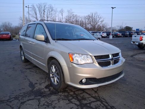 Used 2015 Dodge Grand Caravan SXT image 3