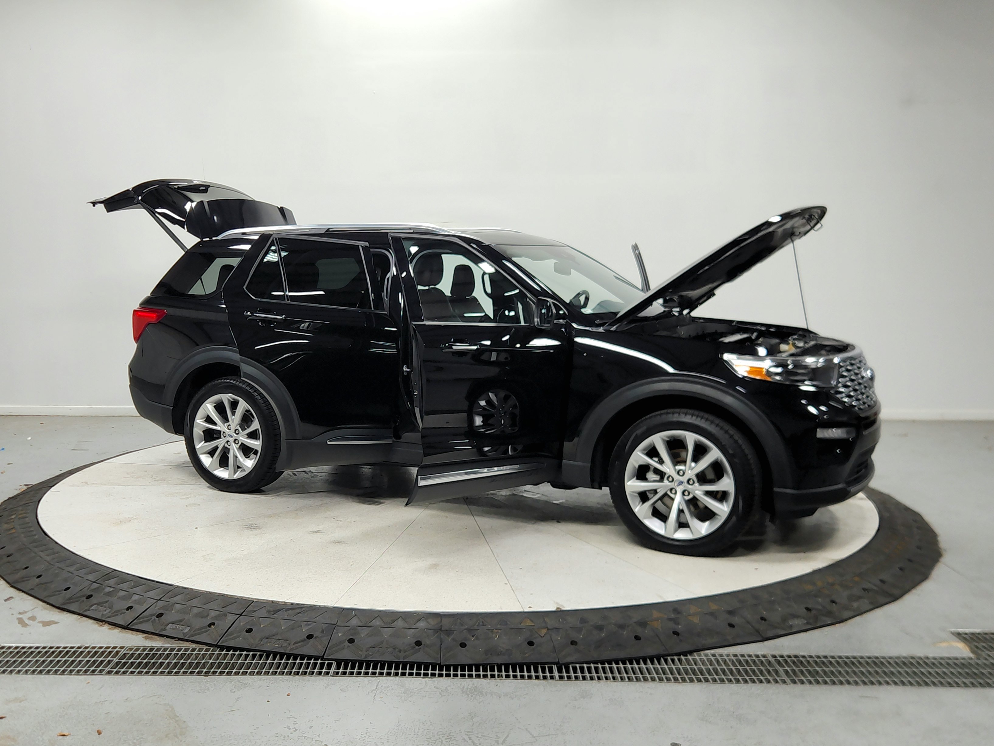 Used 2023 Ford Explorer Platinum w/ Technology Package AWD/4WD image 10