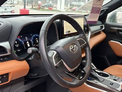 Used 2023 Toyota Highlander Platinum image 10