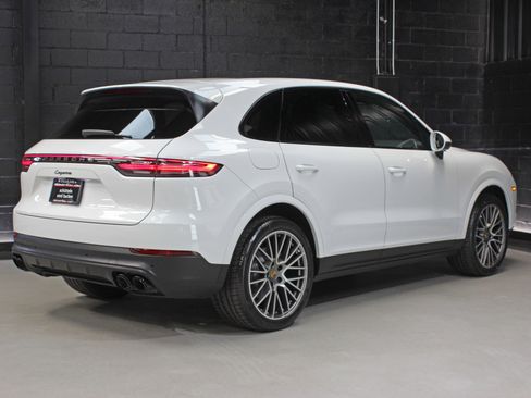 Used 2022 Porsche Cayenne Platinum Edition image 15