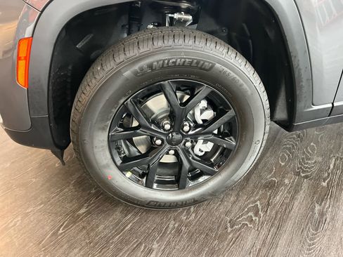 New 2025 Jeep Grand Cherokee Laredo image 5