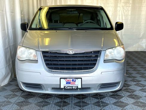 Used 2008 Chrysler Town & Country LX image 3