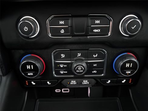 Used 2024 Chevrolet Suburban Z71 w/ Luxury Package image 28