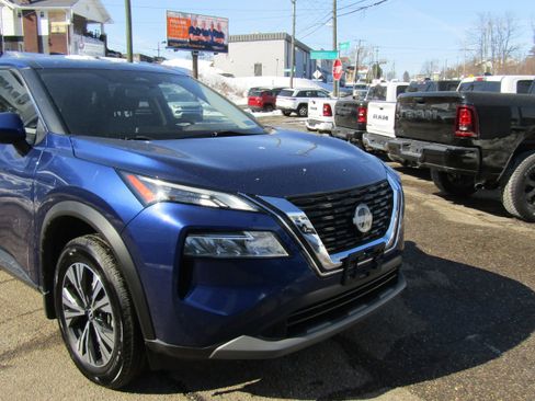 Used 2023 Nissan Rogue SV image 4