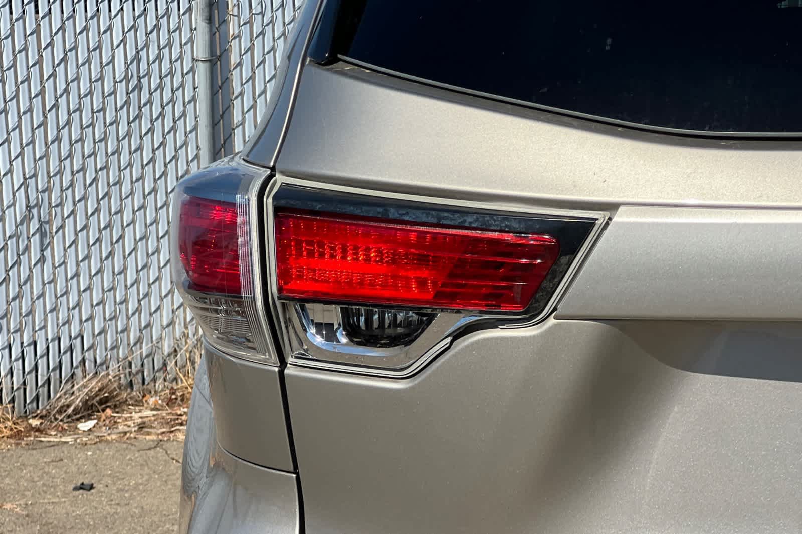 Used 2014 Toyota Highlander Limited Platinum AWD/4WD image 23