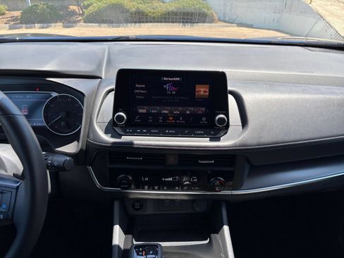 Used 2025 Nissan Rogue SV FWD image 17