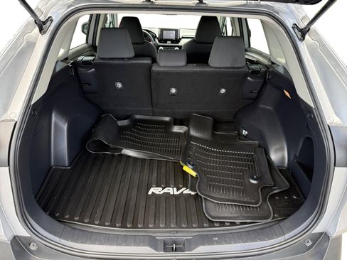 Used 2021 Toyota RAV4 XLE AWD/4WD image 17