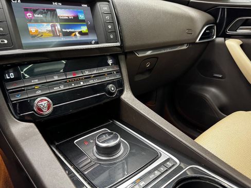 Used 2017 Jaguar F-PACE Prestige image 24