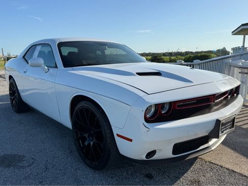 Used 2018 Dodge Challenger SXT RWD image 3
