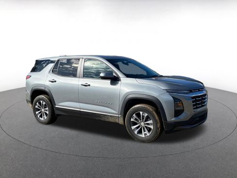 Used 2025 Chevrolet Equinox LT image 2