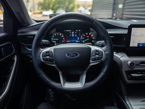 Used 2023 Ford Explorer XLT AWD/4WD image 6