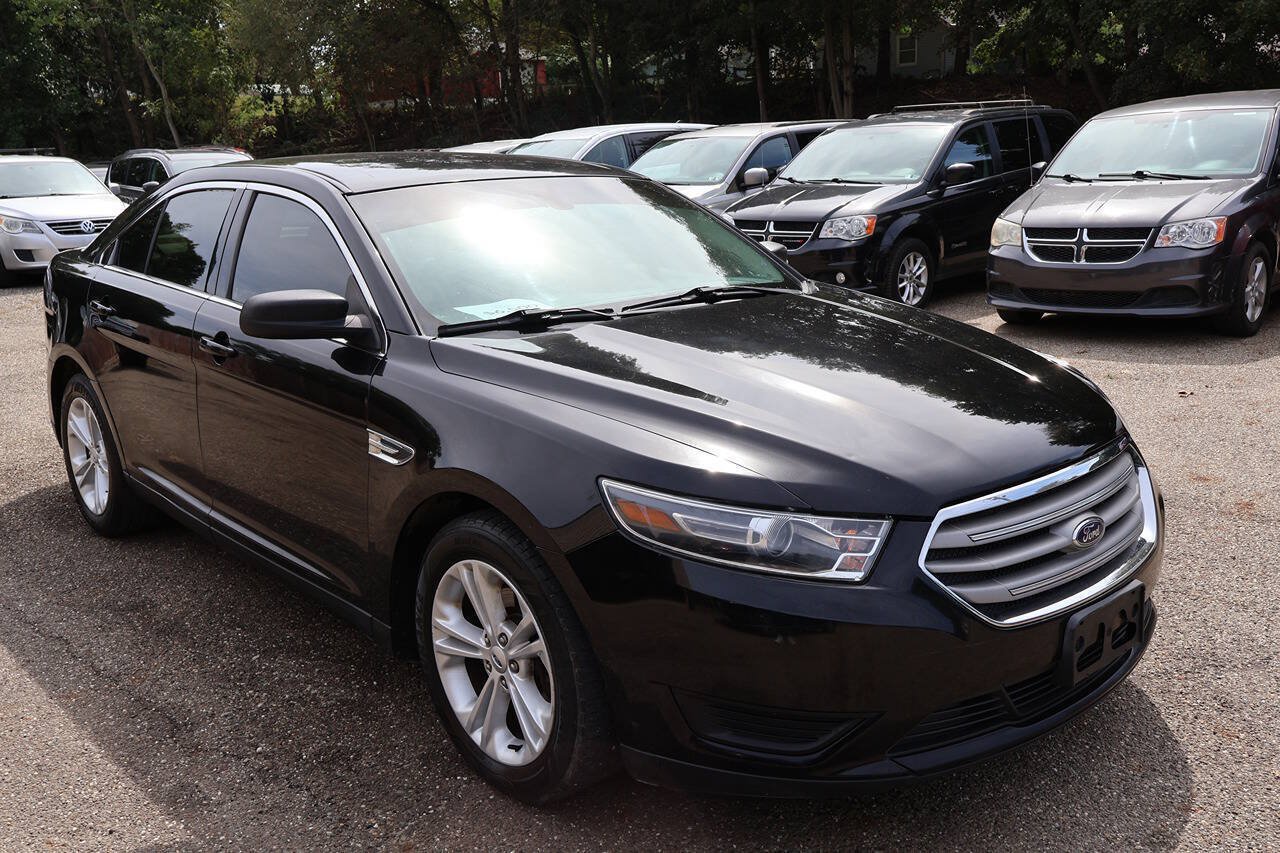 Used 2016 Ford Taurus SE FWD image 1