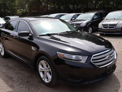 Used 2016 Ford Taurus SE FWD image 1