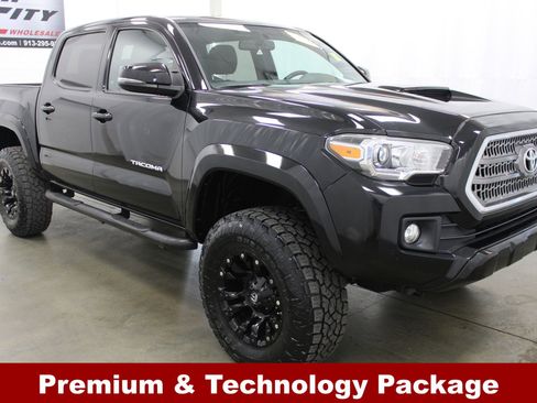 Used 2016 Toyota Tacoma TRD Sport w/ Premium & Technology Package image 4