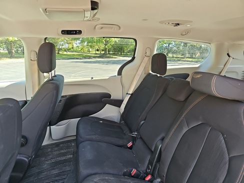 Used 2018 Chrysler Pacifica Touring Plus w/ Tire & Wheel Group FWD image 16