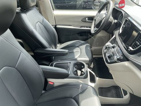 Used 2023 Chrysler Pacifica Touring-L FWD image 12