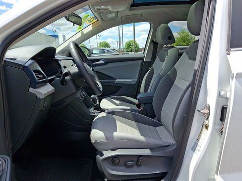 Used 2022 Volkswagen Taos SE w/ Panoramic Sunroof Package FWD image 17