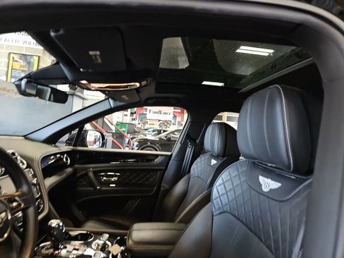 Used 2018 Bentley Bentayga AWD/4WD image 10