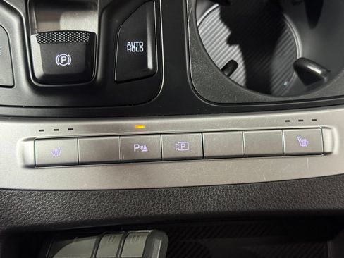 Used 2025 Kia Carnival FWD image 36