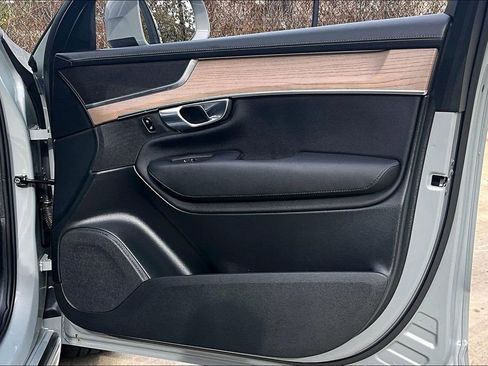 Certified 2025 Volvo XC90 B6 Plus image 25