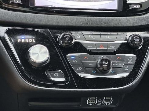 Used 2025 Chrysler Pacifica Select FWD image 19