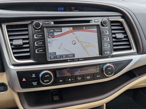 Used 2017 Toyota Highlander XLE AWD/4WD image 29