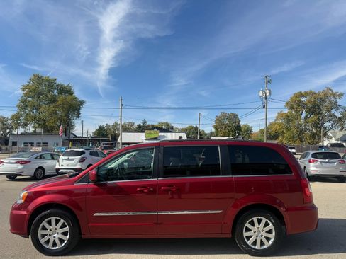 Used 2016 Chrysler Town & Country Touring image 2