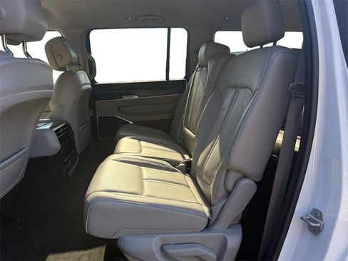Used 2024 Jeep Wagoneer Series II w/ Flexible Seating Group image 13