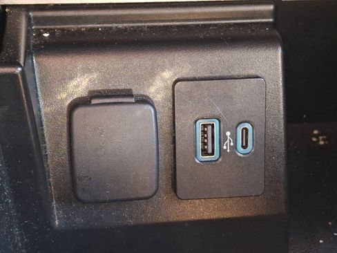 Used 2020 Ford Explorer XLT w/ Equipment Group 202A image 25