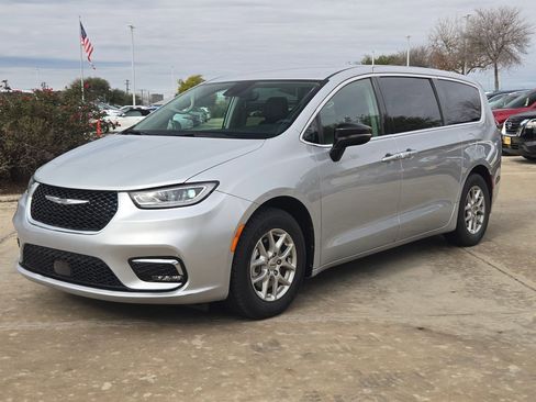 Used 2024 Chrysler Pacifica Touring-L image 7