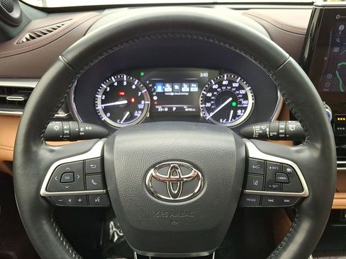 Used 2022 Toyota Highlander Platinum image 16