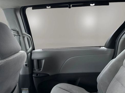 Used 2015 Toyota Sienna LE image 38
