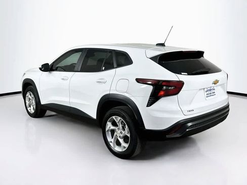 Used 2024 Chevrolet Trax LS w/ LS Convenience Package FWD image 4