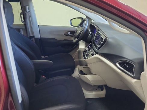Used 2023 Chrysler Voyager LX FWD image 10