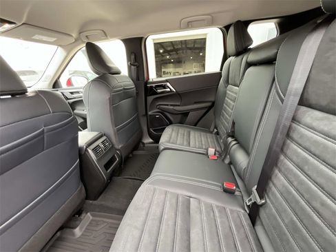 New 2026 Mitsubishi Outlander SE image 13