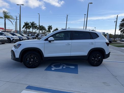 New 2026 Volkswagen Taos SE image 6