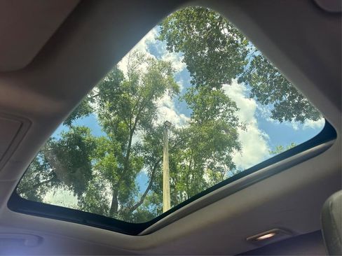 Used 2019 Jaguar XE image 19