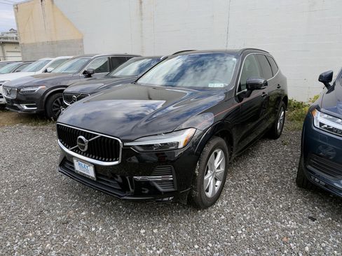 Certified 2022 Volvo XC60 B5 Momentum w/ Climate Package image 3