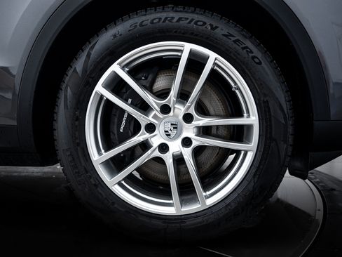 Certified 2025 Porsche Cayenne image 12