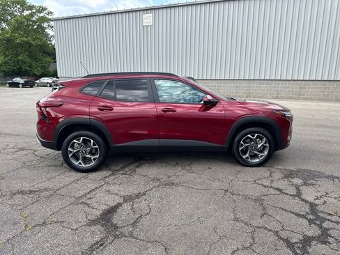 Used 2025 Chevrolet Trax LT FWD image 4