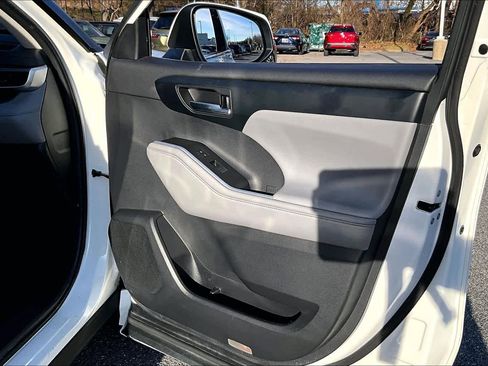 Used 2021 Toyota Highlander XLE image 22