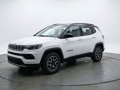 Used 2025 Jeep Compass Trailhawk image 3