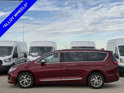 Used 2020 Chrysler Pacifica Limited image 3